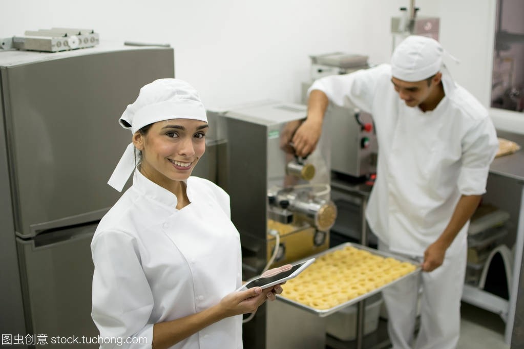 智慧廚房的新篇章 女廚師與平板電腦的完美邂逅